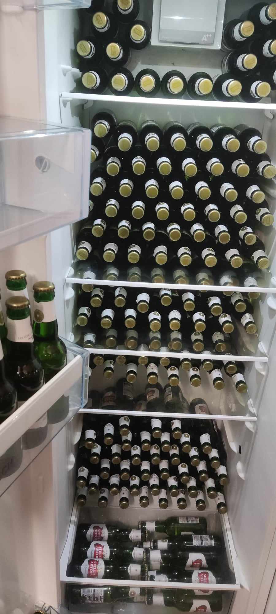 An image of a frigo with pils